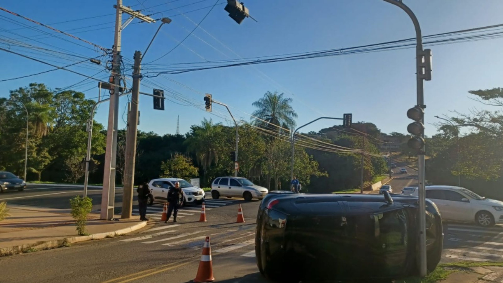 Furtos de fios deixam semáforos desligados e carro capota após acidente na Avenida Nelly Martins