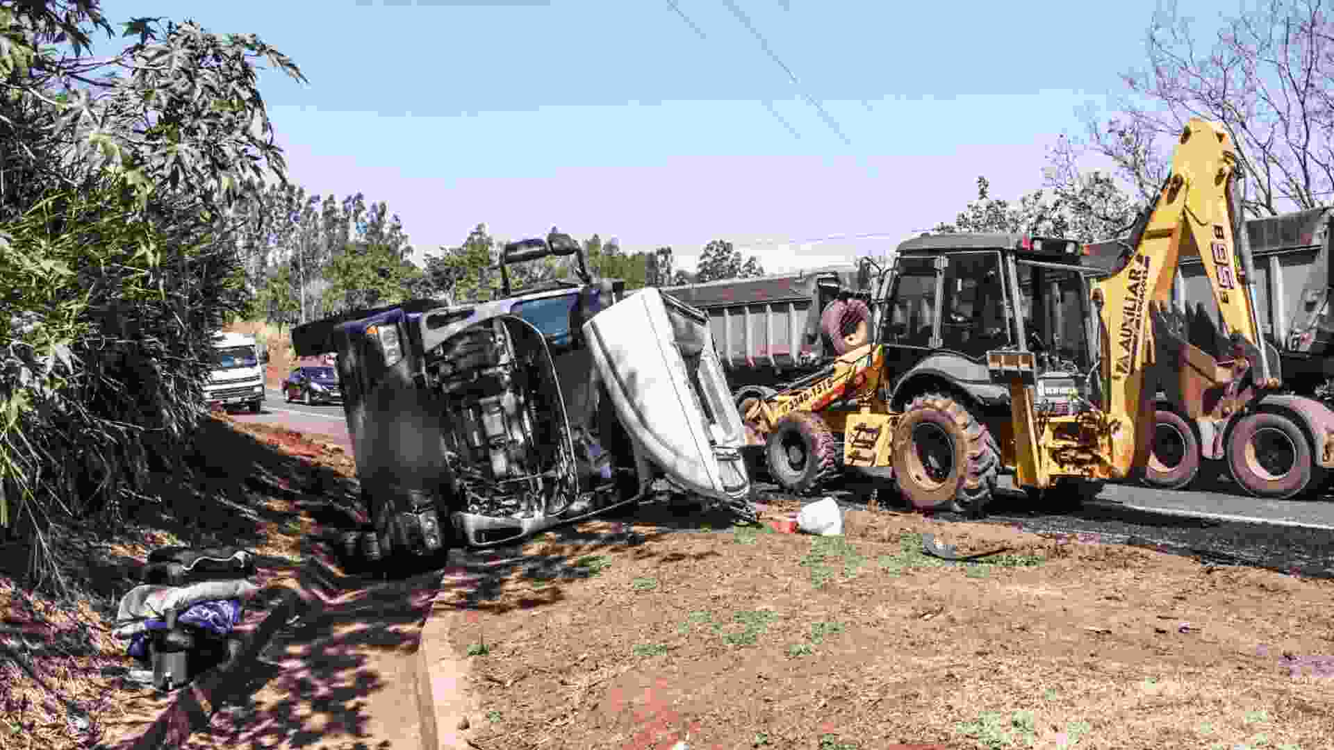 Caminhão carregado de massa asfáltica perde o freio, tomba na BR-163 e motorista sai ileso