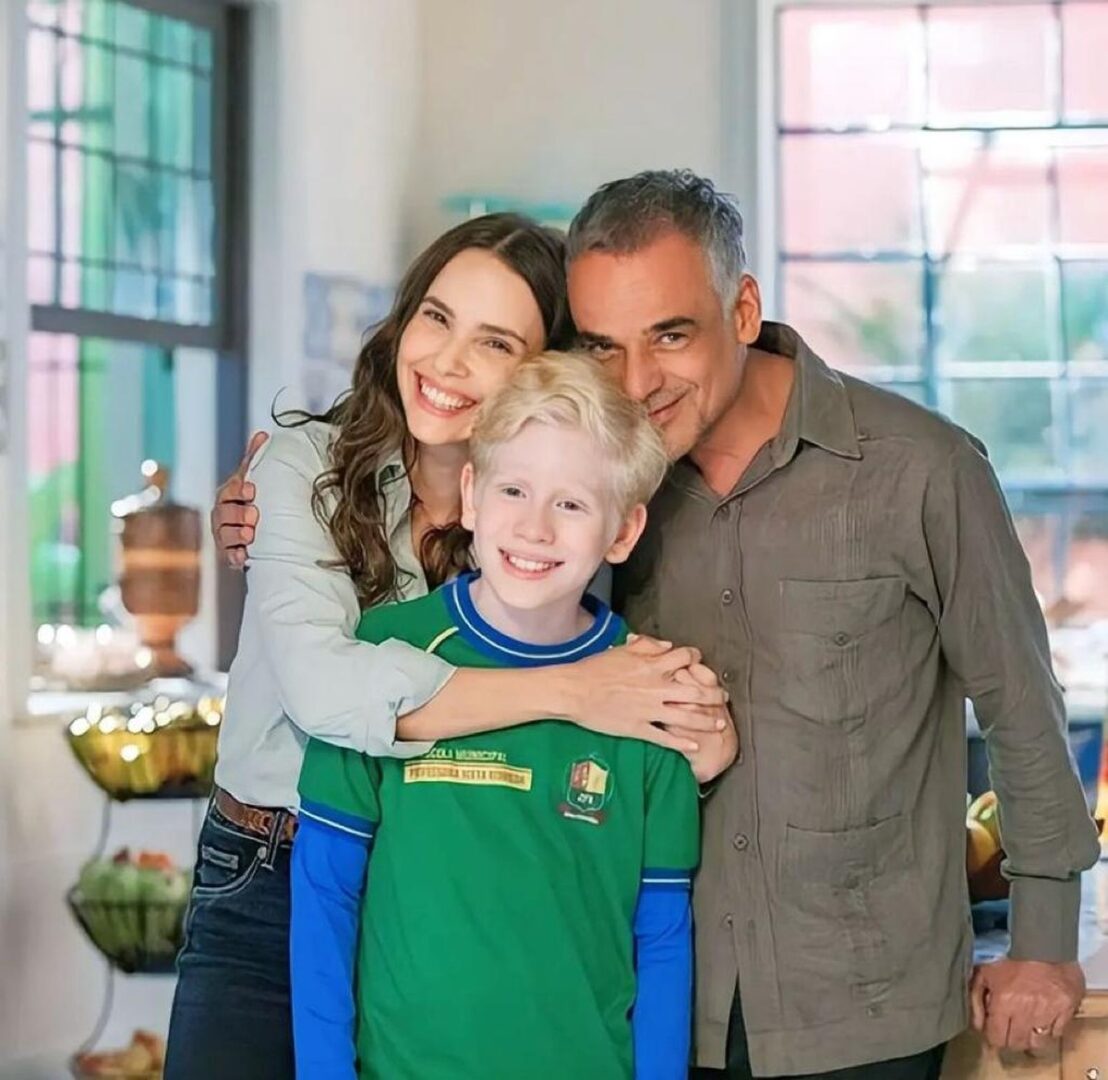 Lucinda e Cristian convivem com o detest&aacute;vel Andrade - (Foto: TV Globo)