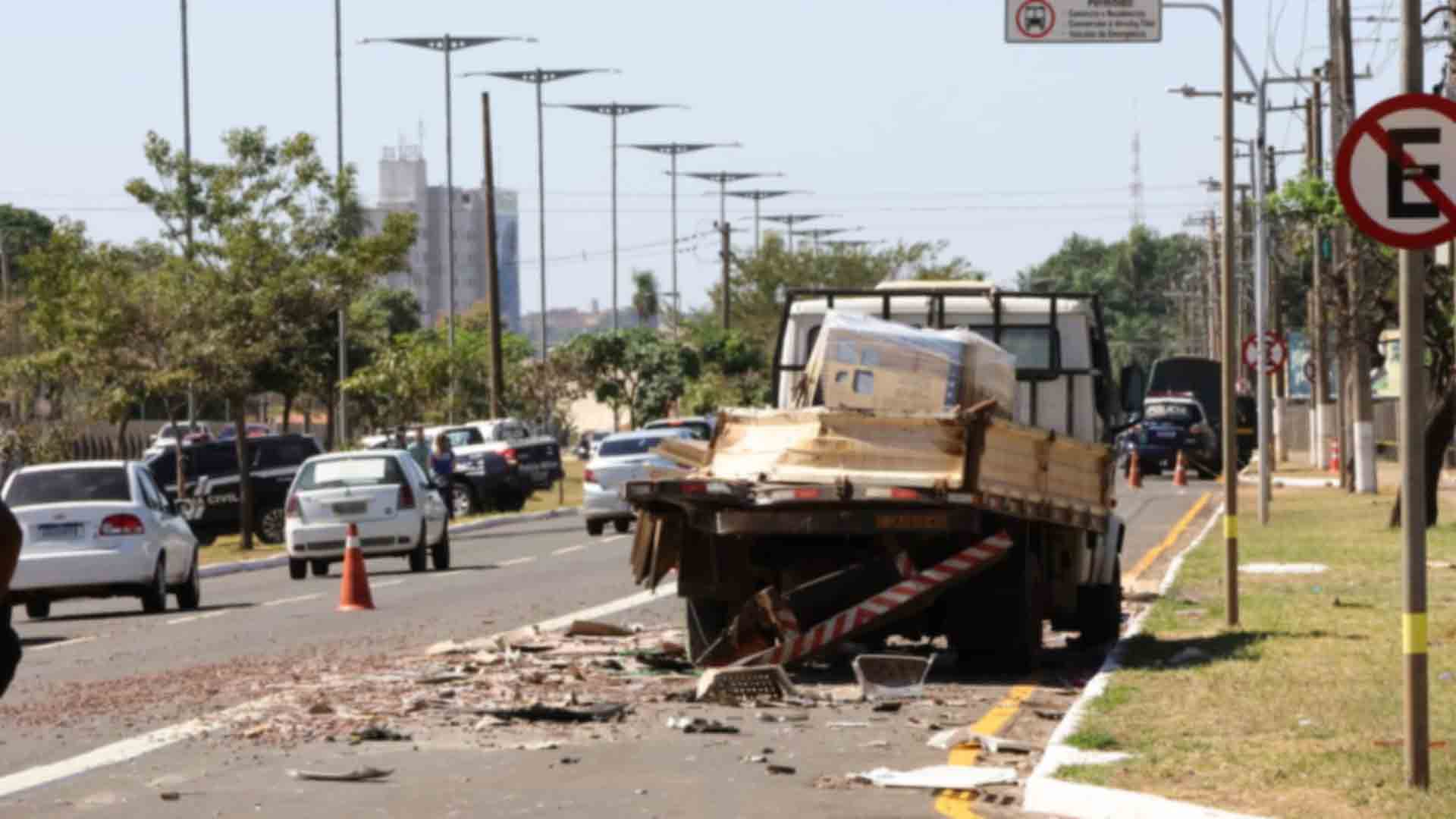 Polícia acha comprimidos de ‘rebite’ em caminhão desgovernado que bateu em carros e portão do Exército