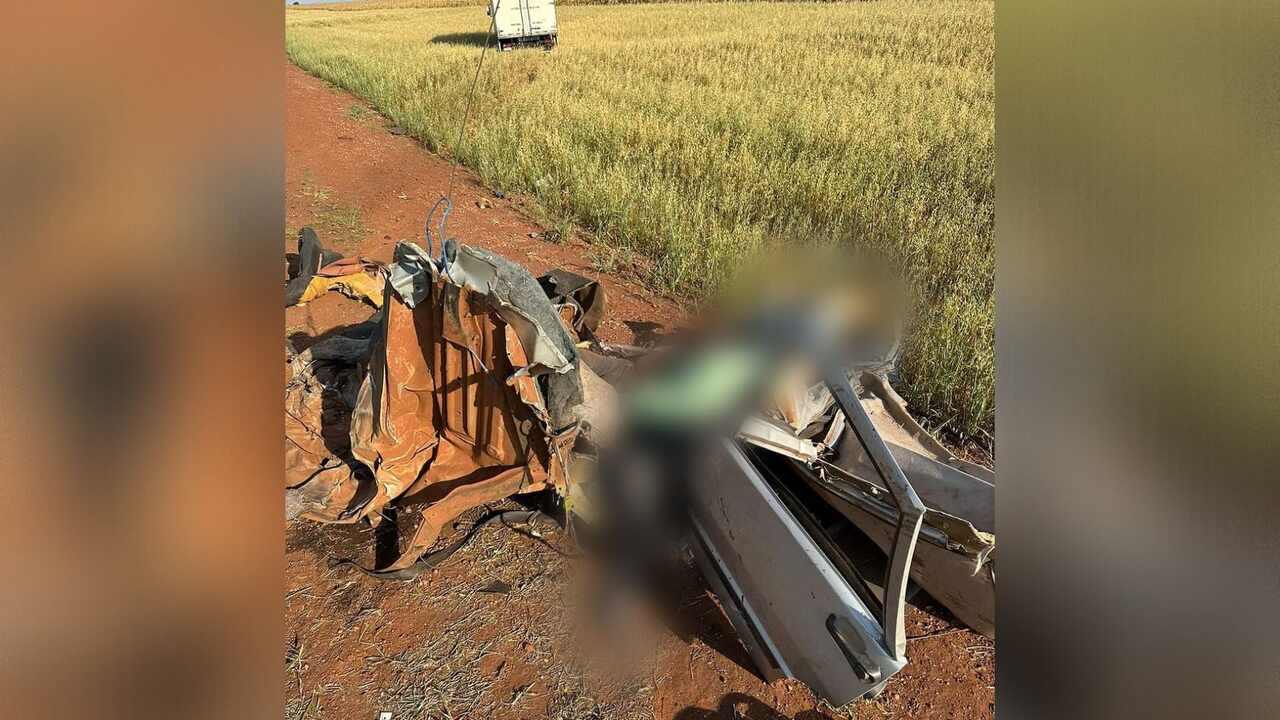 Colisão com caminhão deixa Uno partido ao meio e três mortos na MS-386
