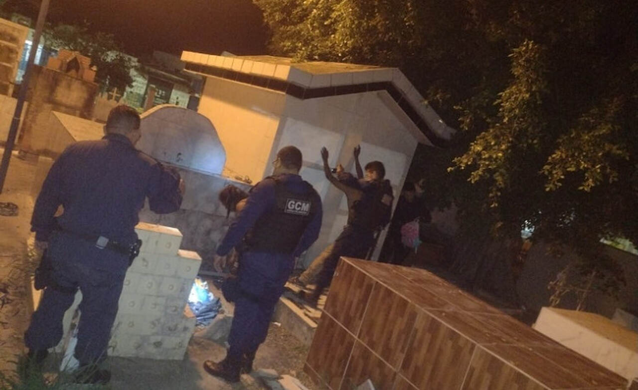 Foragido é encontrado pela guarda dentro de sepultura em cemitério de Corumbá