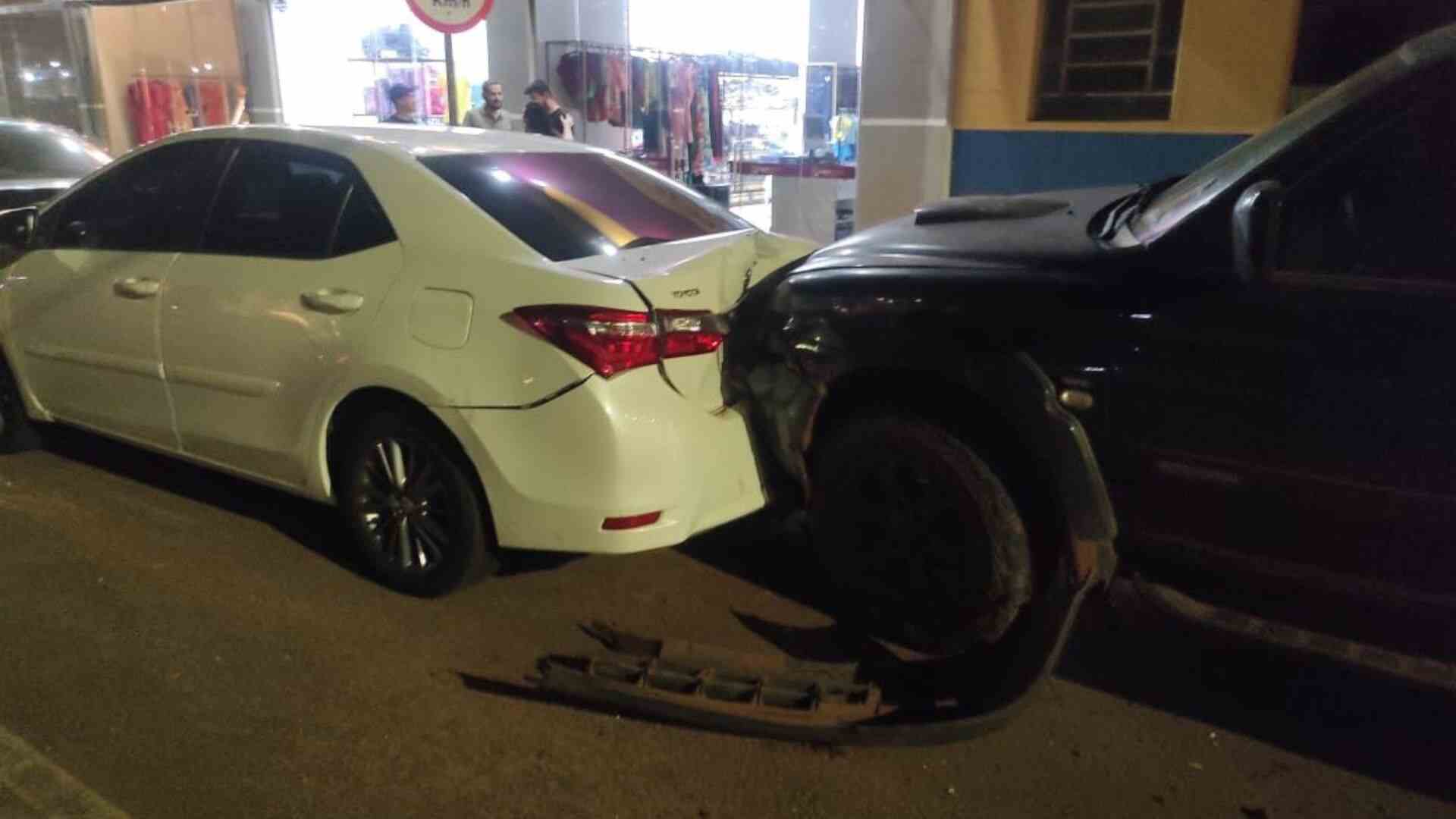 Carro fica com a frente destruída após bater em Mitsubishi parada Carro fica com a frente destruída após bater em Mitsubishi parada