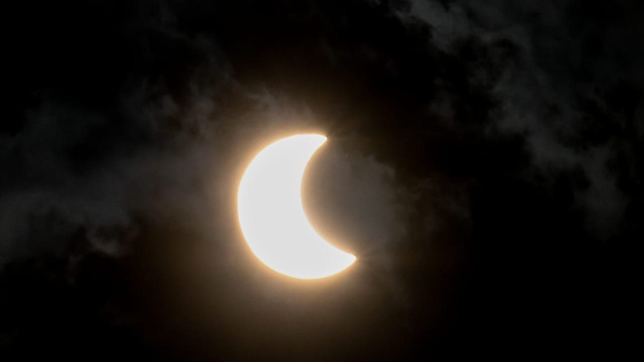 Eclipse solar dá show no céu e reúne campograndenses para espetáculo em parque Eclipse solar dá show no céu e reúne campograndenses para espetáculo em parque