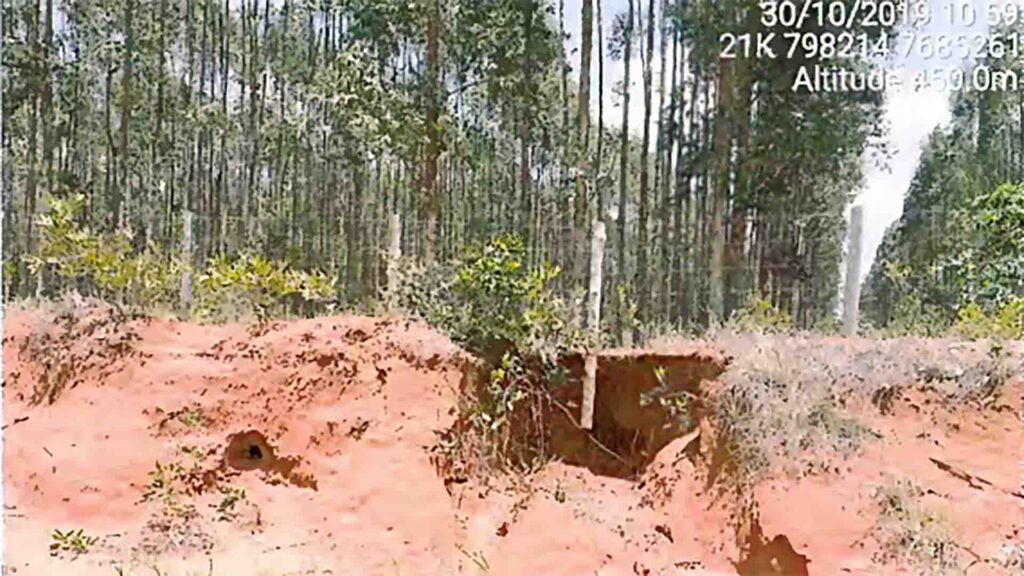 Cerca de propriedade na região do Córrego Moita ficou suspensa graças a erosão (Reprodução)