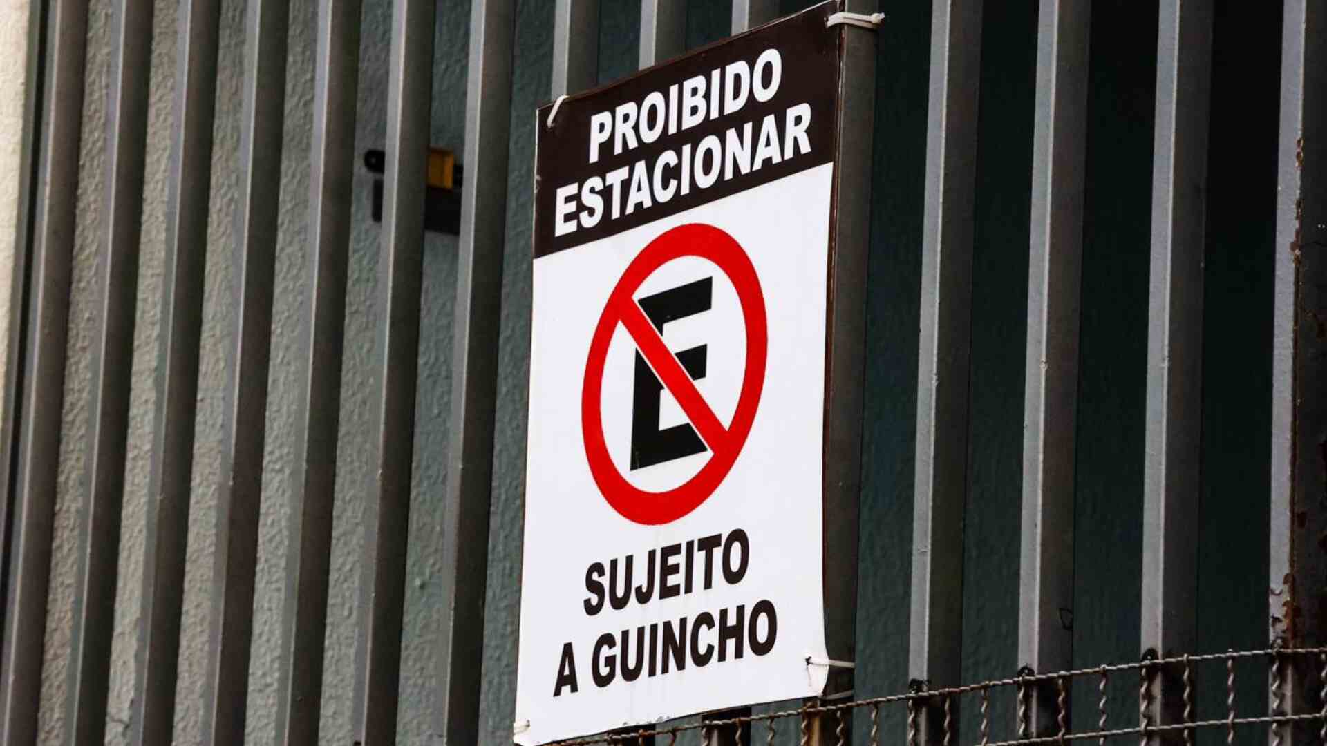 Pode estacionar o veículo na frente da própria garagem? Saiba o que diz a lei