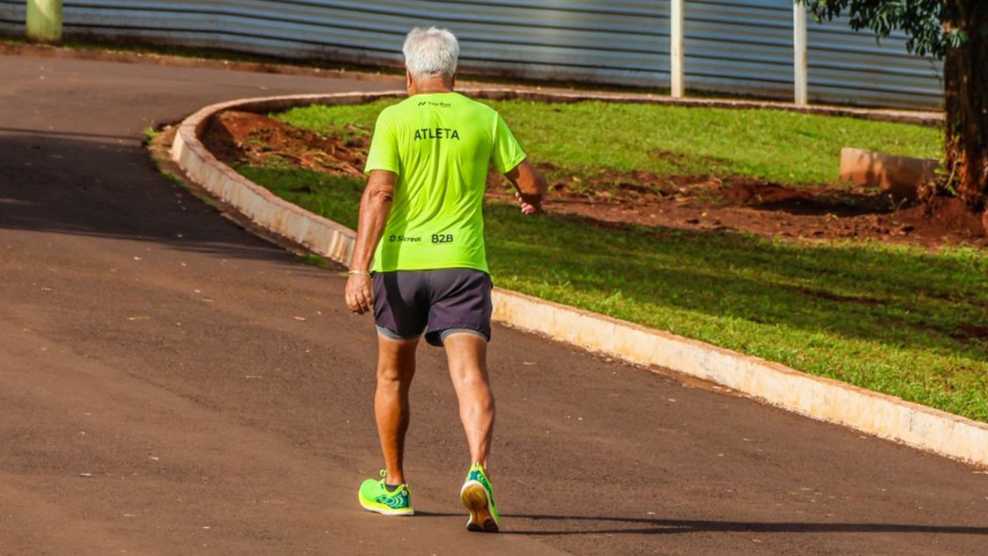 Roupa neon e bom dia até para quem não quer fez João ser figura querida no Parque das Nações