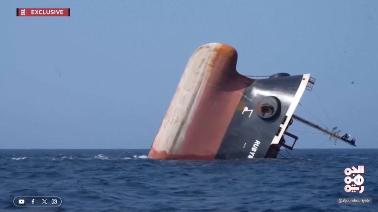 No Mar Vermelho, ataques houthis contra navios de carga podem causar danos ambientais