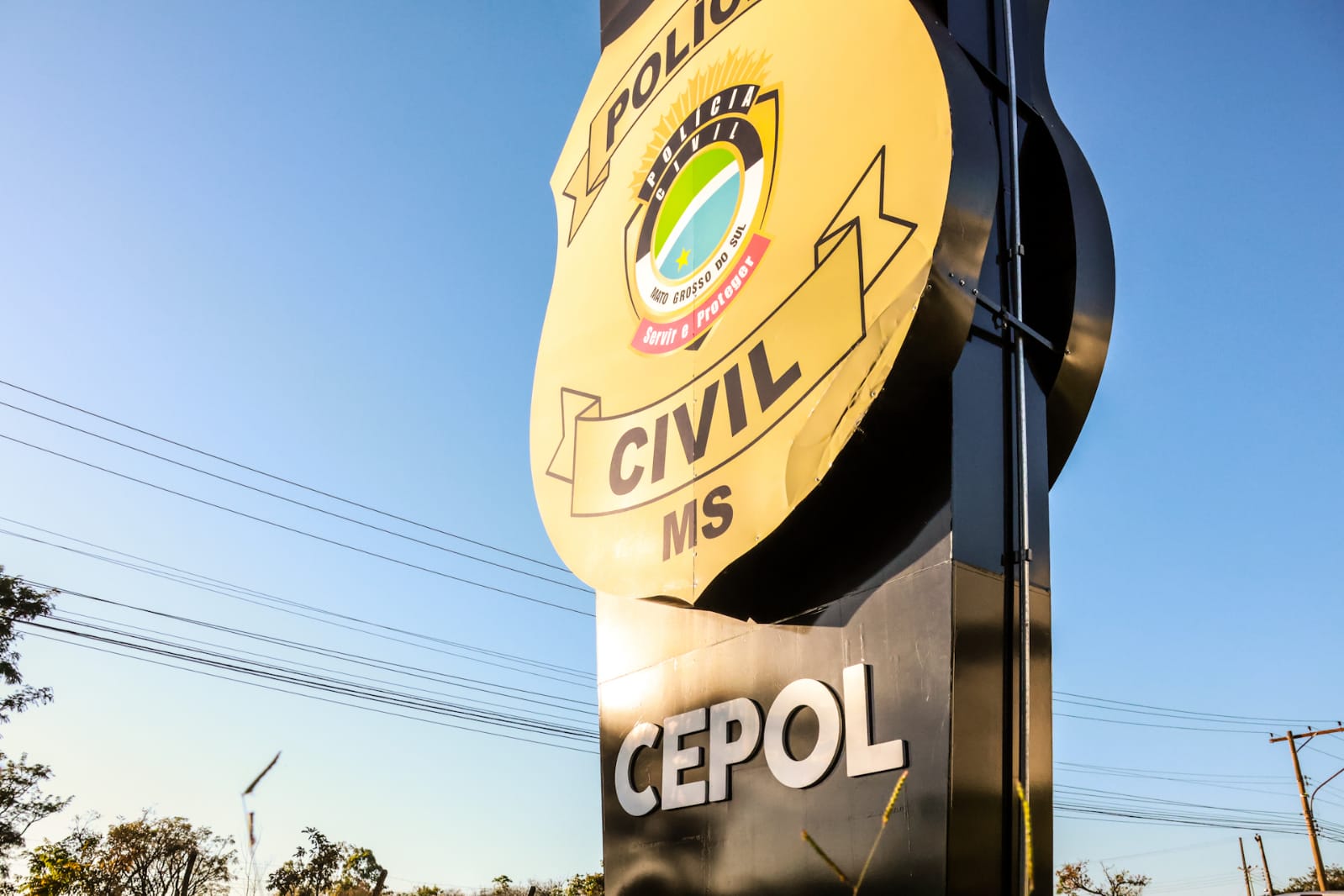 Bandidos armados rendem casal parado em semáforo e roubam veículo e celular na Vila Jacy