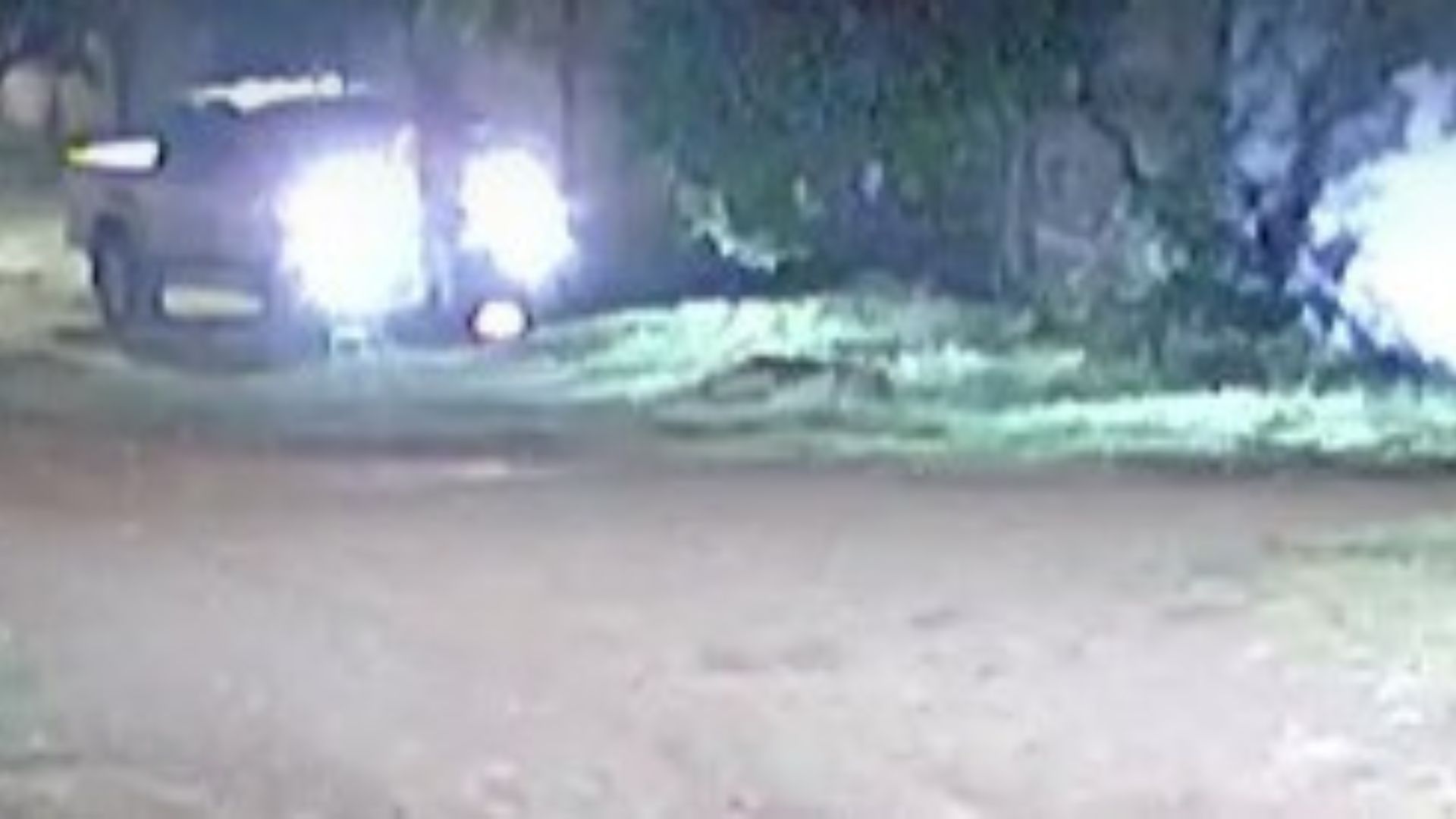 VÍDEO: Dupla em Hilux atira e passa por cima de motoentregador após perseguição no Coophavilla