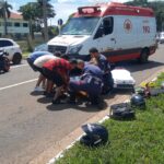 Motociclista é socorrido pelo Samu após bater em carro parado no semáforo em Campo Grande