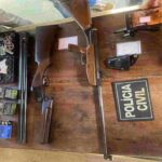 Idoso de 71 anos ameaça crianças dando tiros para cima e acaba detido com armas de fogo