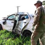 Motorista bate carro em árvore, é ejetado e carro capota várias vezes na avenida Gury Marques