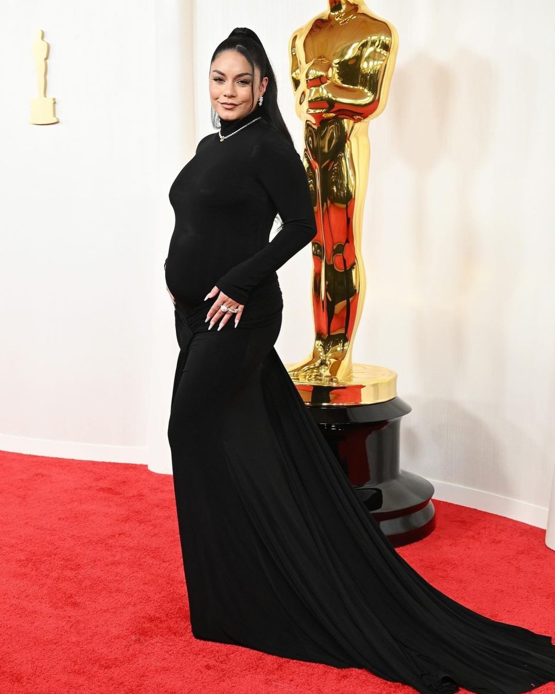 Durante passagem pelo Red Carpet do Oscar 2024 , Vanessa Hudgens revela gravidez